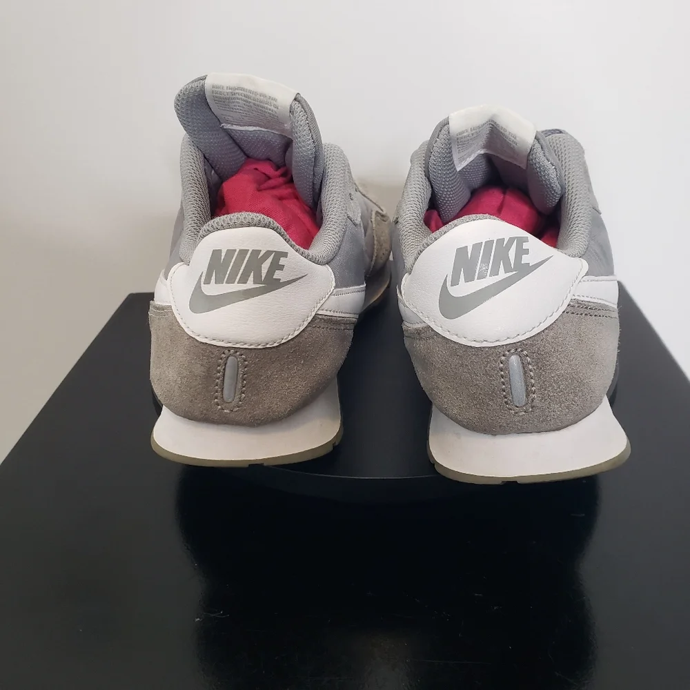 Nike MD Valiant Running Jogging  Shoes Sneakers GS‎ Women's Size 7 Gray